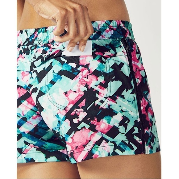 Fabletics Women's Eloise Shorts Beta Geo Print Floral Zipper Pockets Size M - Picture 9 of 9